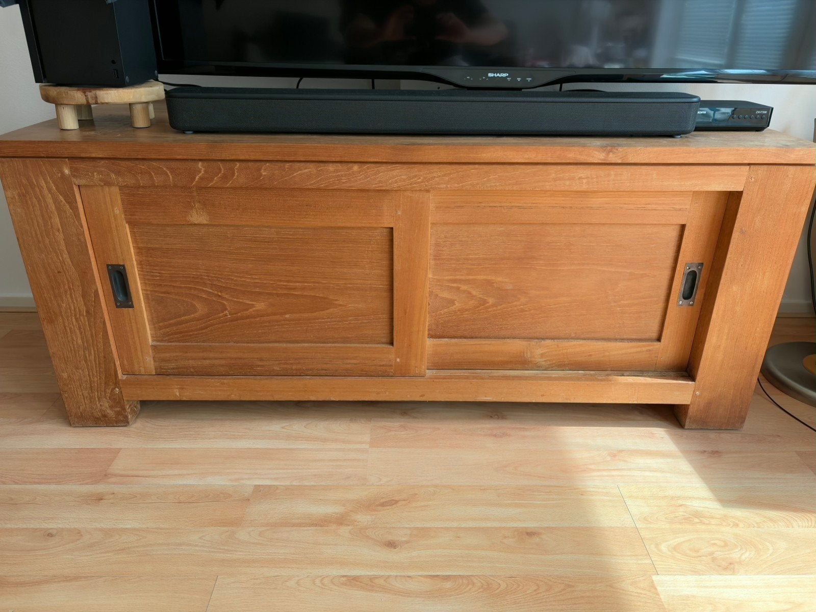 Massief indoteak houten TV meubel Nieuwstaat, Ophalen, Zo goed als nieuw, 25 tot 50 cm, Minder dan 100 cm