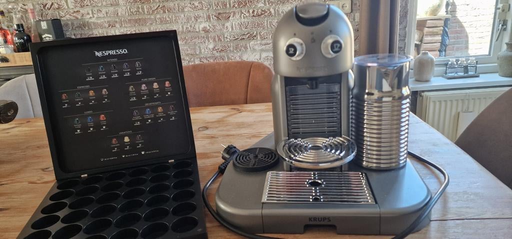 Nespresso Krups koffiemachine met melkopschuimer, Koffiepads en cups, Espresso apparaat, Ophalen of Verzenden, Zo goed als nieuw