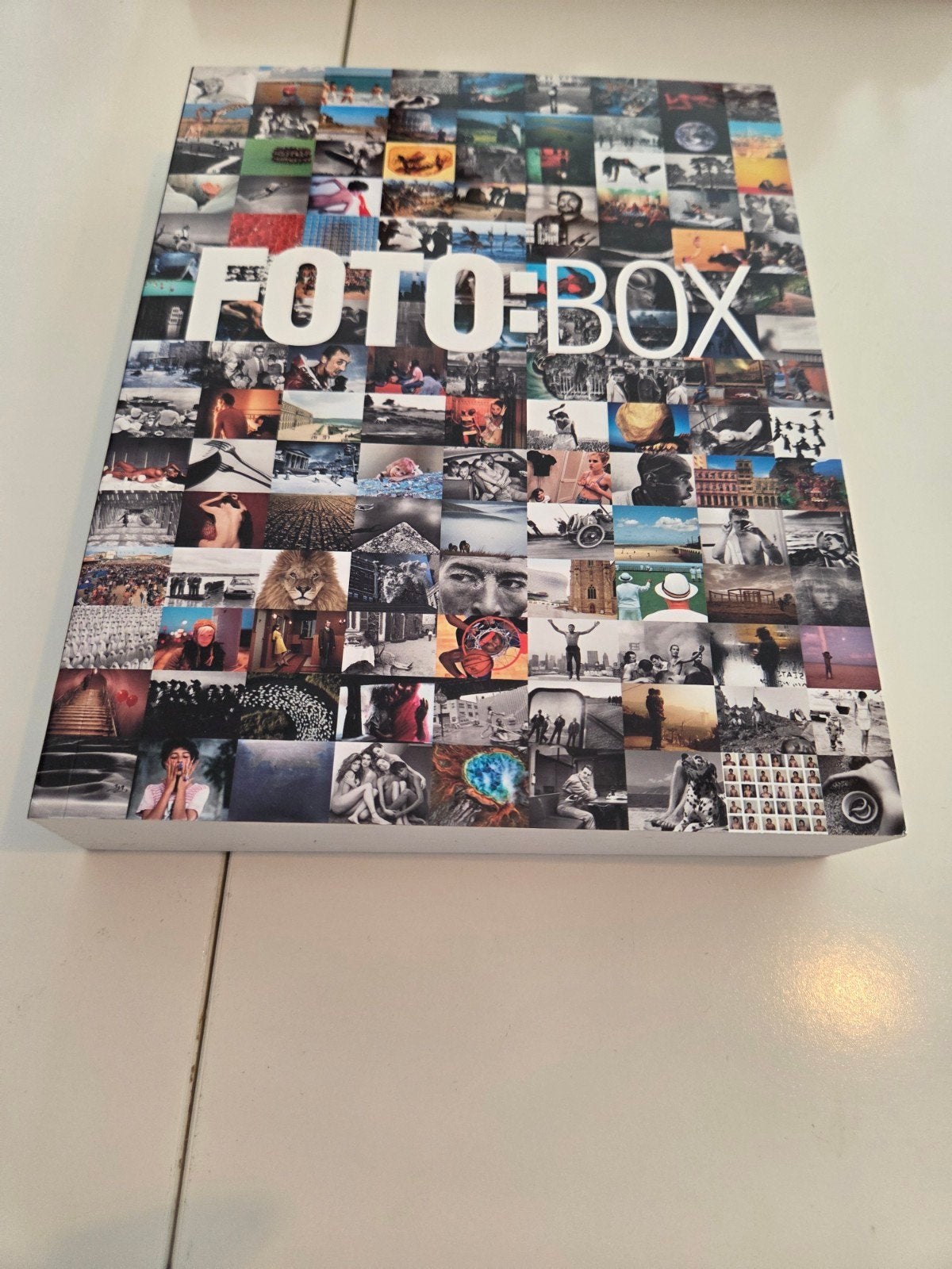 Foto:Box – 250 foto's van 210 beroemde fotografen – fotoboek, Ophalen of Verzenden, Zo goed als nieuw, Fotografen