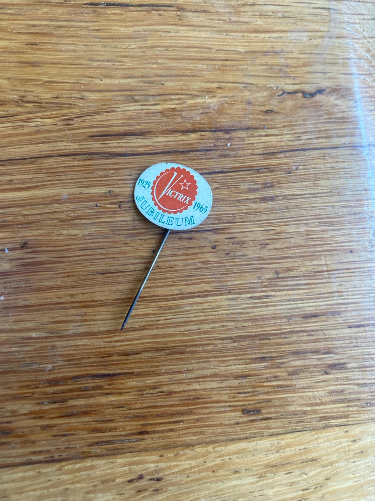 Vintage Victrix Jubileum Speldje 1925-1965, Ophalen of Verzenden, Gebruikt, Overige onderwerpen, Speldje of Pin