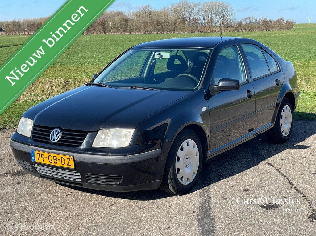 Volkswagen Bora 1.6-16V Trendline, Gebruikt, 4 cilinders, 1137 kg, Zwart