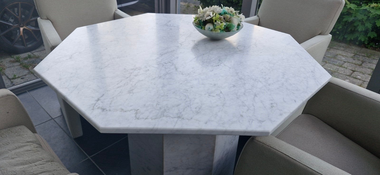 BIEDEN: Mooie zware marmeren eettafel met marmeren zuil., Ophalen, Rond, Zo goed als nieuw, 100 tot 150 cm