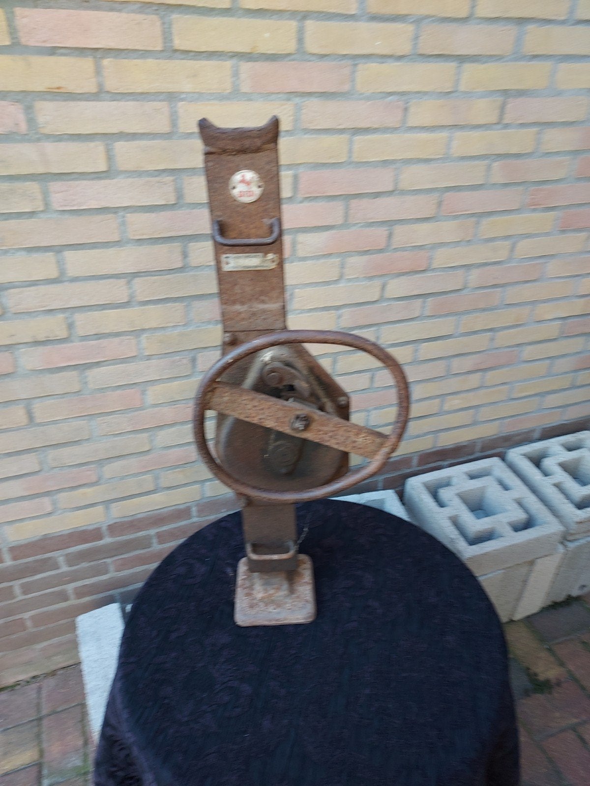 dommekracht  metaal, Ophalen