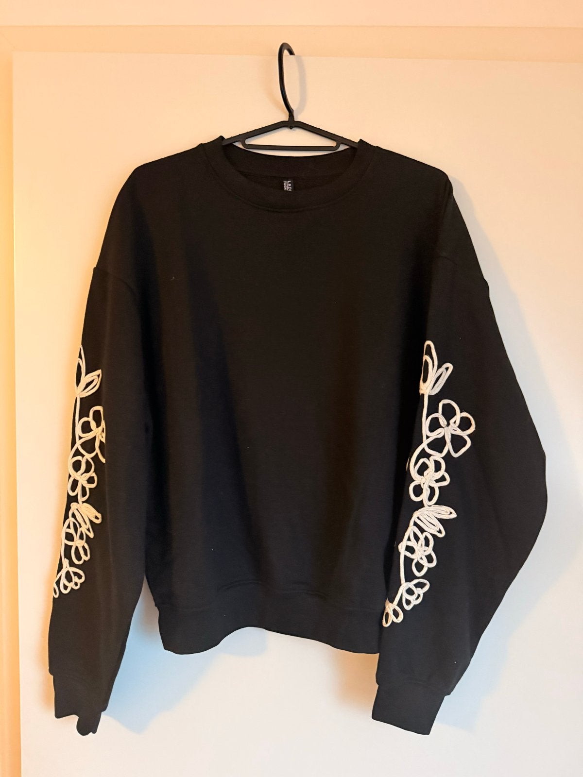 Nieuwe Wibra trui met bloemenprint op de mouwen, Verzenden, Nieuw, Maat 38/40 (M), Zwart