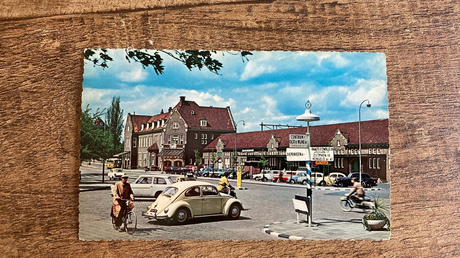 Oude ansichtkaart Deventer Station met kever fietsers, Ophalen of Verzenden, 1940 tot 1960, Ongelopen, Overijssel