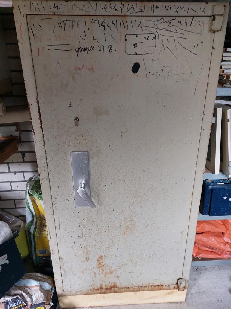 Oud ijzeren kluis gratis af te halen, Ophalen of Verzenden, Gebruikt, Brandkast