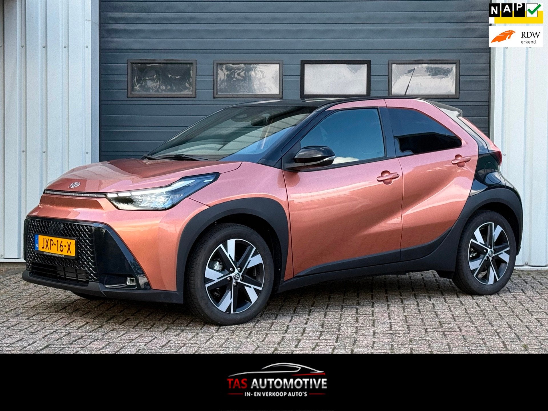 Toyota Aygo X Hybrid 115 pulse 1e EIG / CARPLAY / CRUISE, Stof, Gebruikt, Euro 6, Bruin