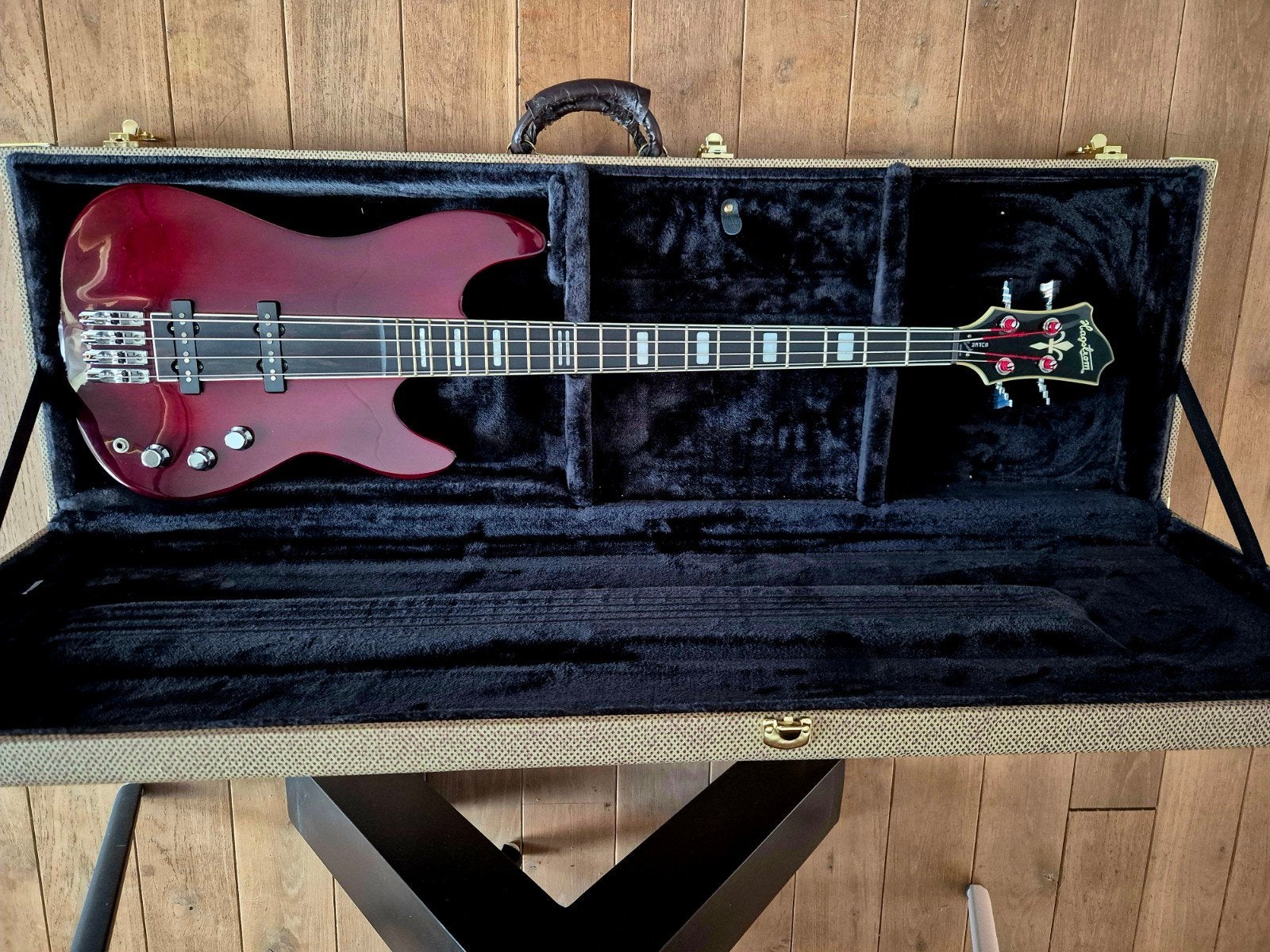 Hagstrom SuperSwede bass (2022; nieuwstaat) incl koffer, Muziek en Instrumenten, Snaarinstrumenten | Gitaren | Bas, Ophalen, Zo goed als nieuw