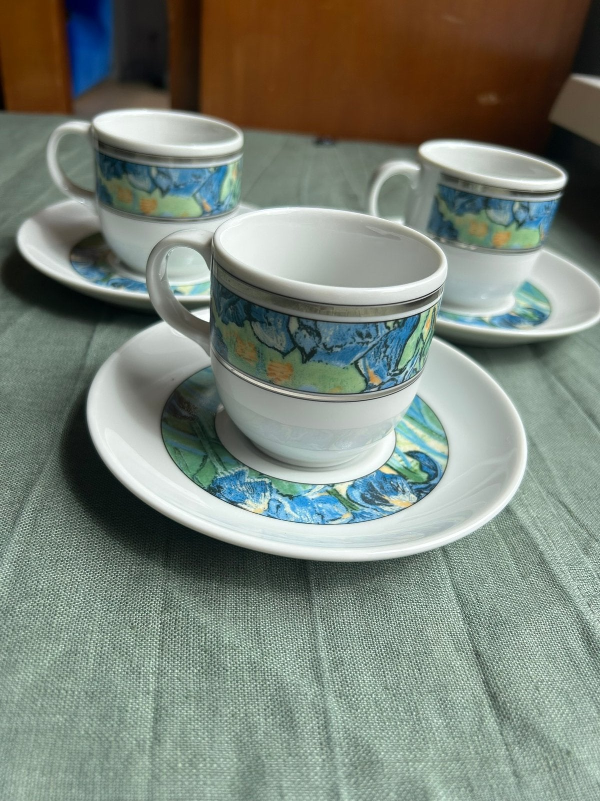 Mosa Maastricht kop-en-schotels (3 stuks) – Van Gogh Irissen, Ophalen of Verzenden, Zo goed als nieuw, Porselein, Kop en/of schotel