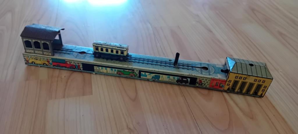 Vintage blikken Arnold treinbaan met station en wagon, Ophalen of Verzenden, Gebruikt, Gelijkstroom of Wisselstroom, Märklin