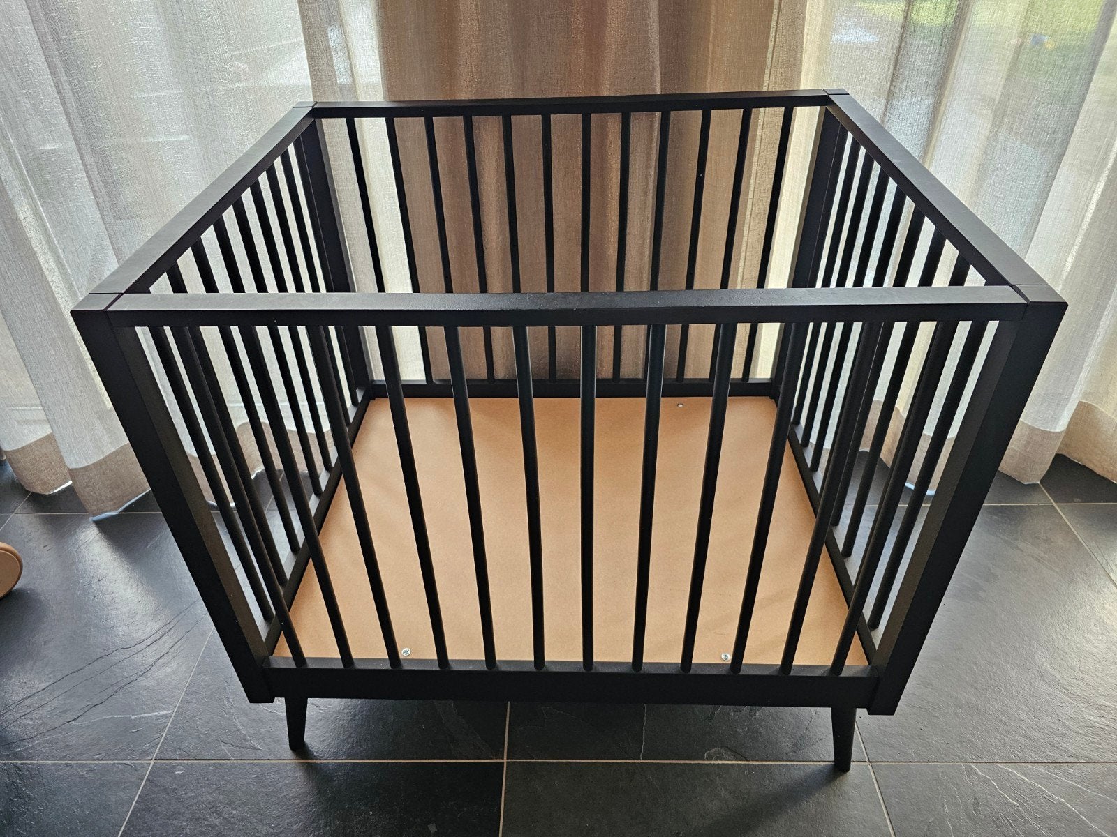 Zwarte box Europe Baby Evy met boxmatras, Ophalen, Zo goed als nieuw, Rechthoekig, In hoogte verstelbaar
