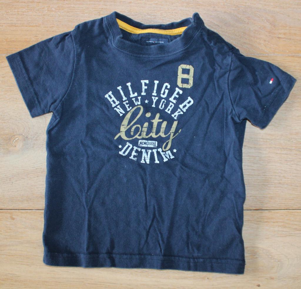T-shirt van Tommy Hilfiger maat 2T, Kinderen en Baby's, Kinderkleding | Maat 92, Gebruikt, Ophalen of Verzenden, Tommy Hilfiger
