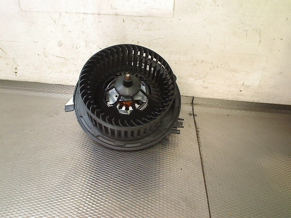 Kachel Ventilatormotor Volkswagen Golf VIII (CD1) 5WB819021A, Gebruikt, Volkswagen, Volkswagen AG, Kundenbetreuung@volkswagen.de