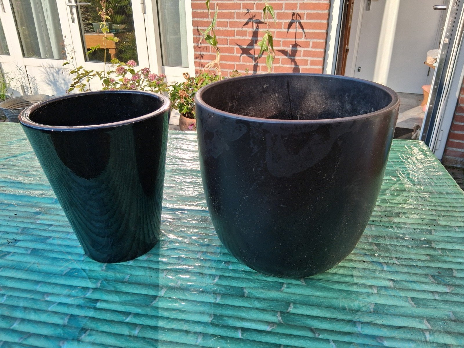 twee geglazuurde zwarte bloempotten, 25 tot 40 cm, Rond, Ophalen of Verzenden, Minder dan 40 cm
