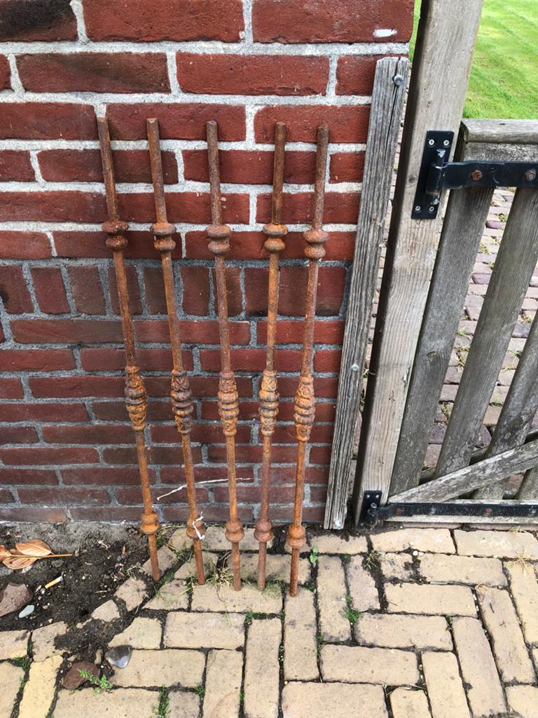 5 Antieke gietijzeren spijlen - 1 staaf gebroken, Ophalen