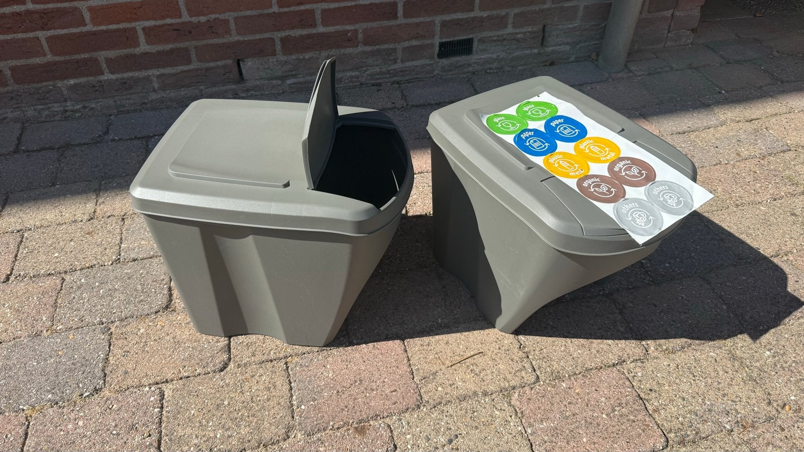Twee opberg bakken. Ook  voor gescheiden afval, 20-30 liter, Ophalen, Kunststof, Gebruikt, 20 tot 30 liter