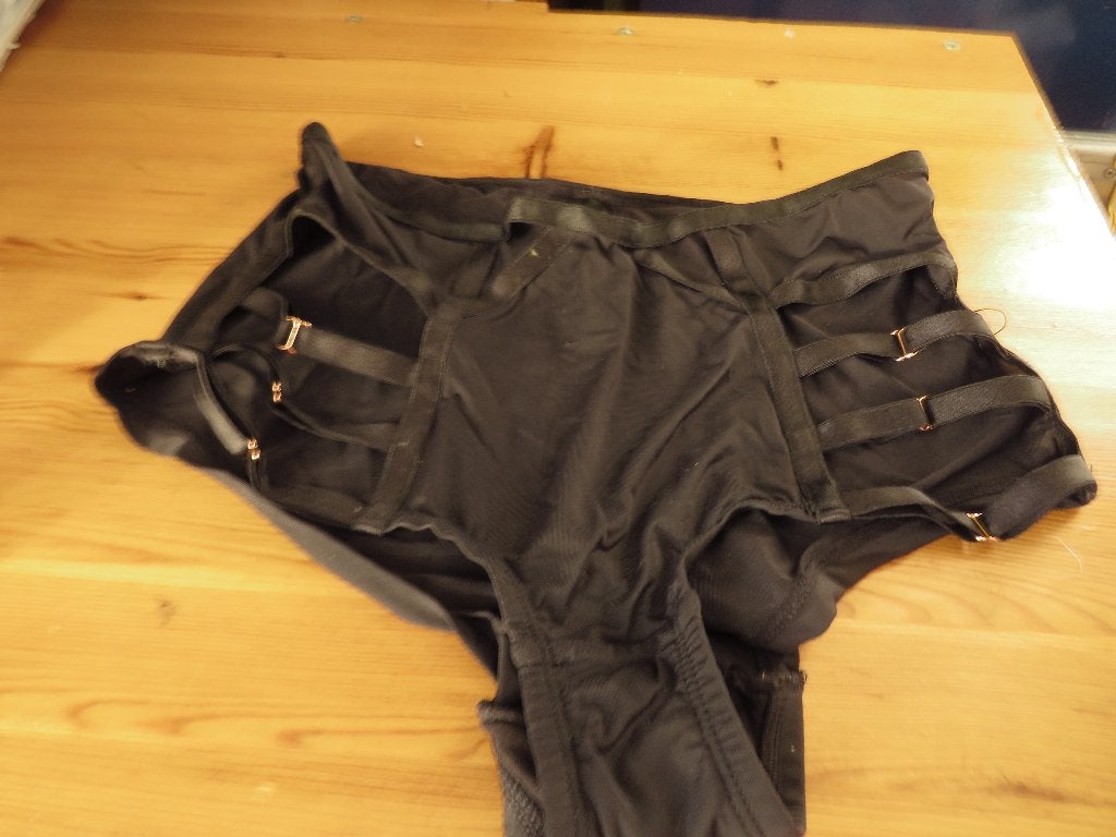 zwarte leuke hogere slip met bandjes mt S van bras & things, Bras & things, Verzenden, Zwart, Slip