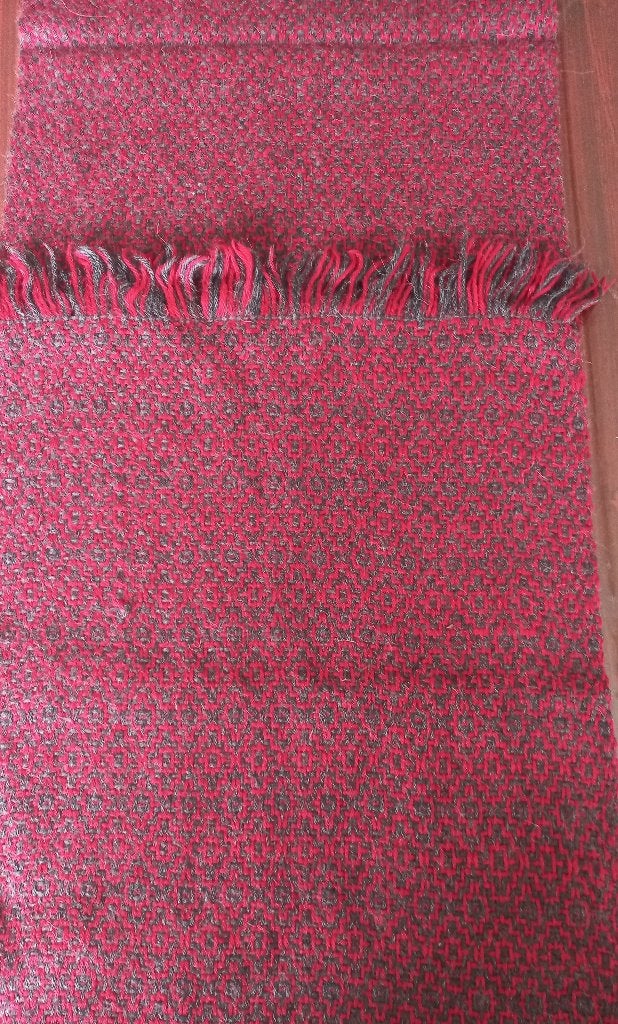 Grote rode sjaal, omslagdoek van alpacawol, afm. 190x36 cm, Maat 46/48 (XL) of groter, Ophalen of Verzenden, Zo goed als nieuw
