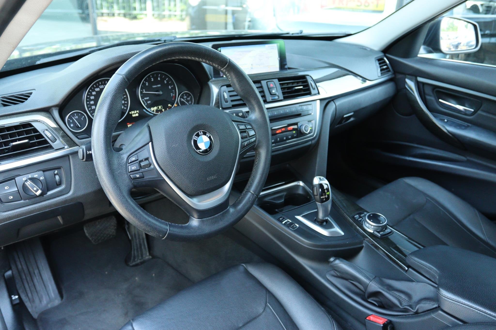 BMW 3-SERIE 316I HIGH EXECUTIVE AUT. | LEDER | NAVI | STOELV, Automaat, Gebruikt, 4 cilinders, Zwart