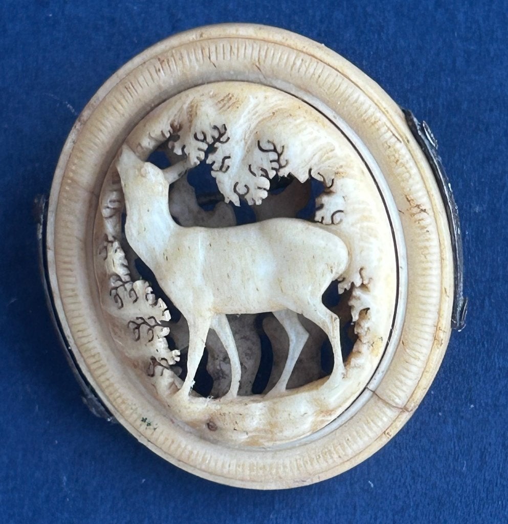 Antieke / Vintage Gesneden Broche met Hert, Ophalen, Overige materialen, Broche