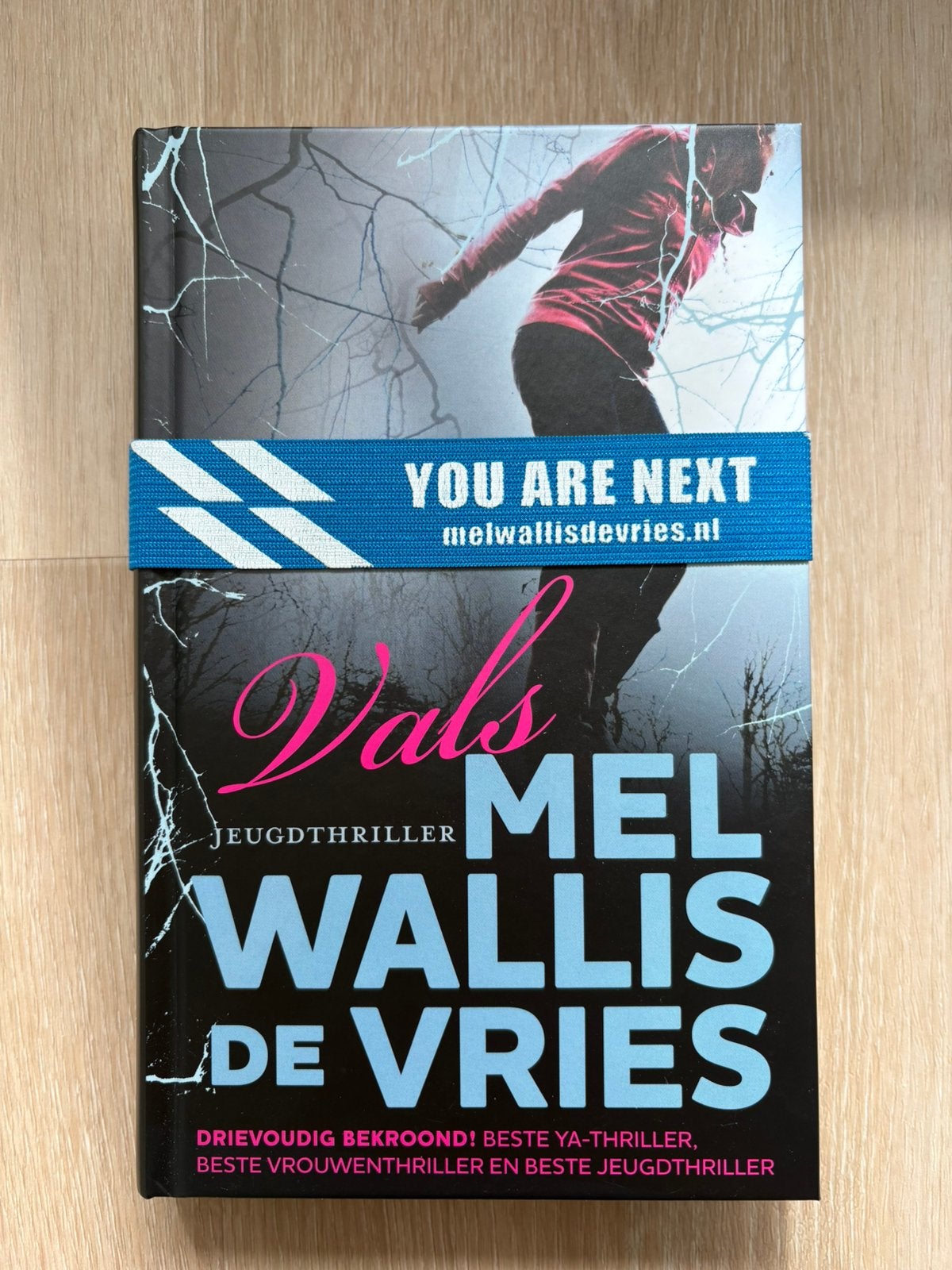 Jeugdthriller: Vals - Mel Wallis de Vries, Ophalen of Verzenden, Zo goed als nieuw