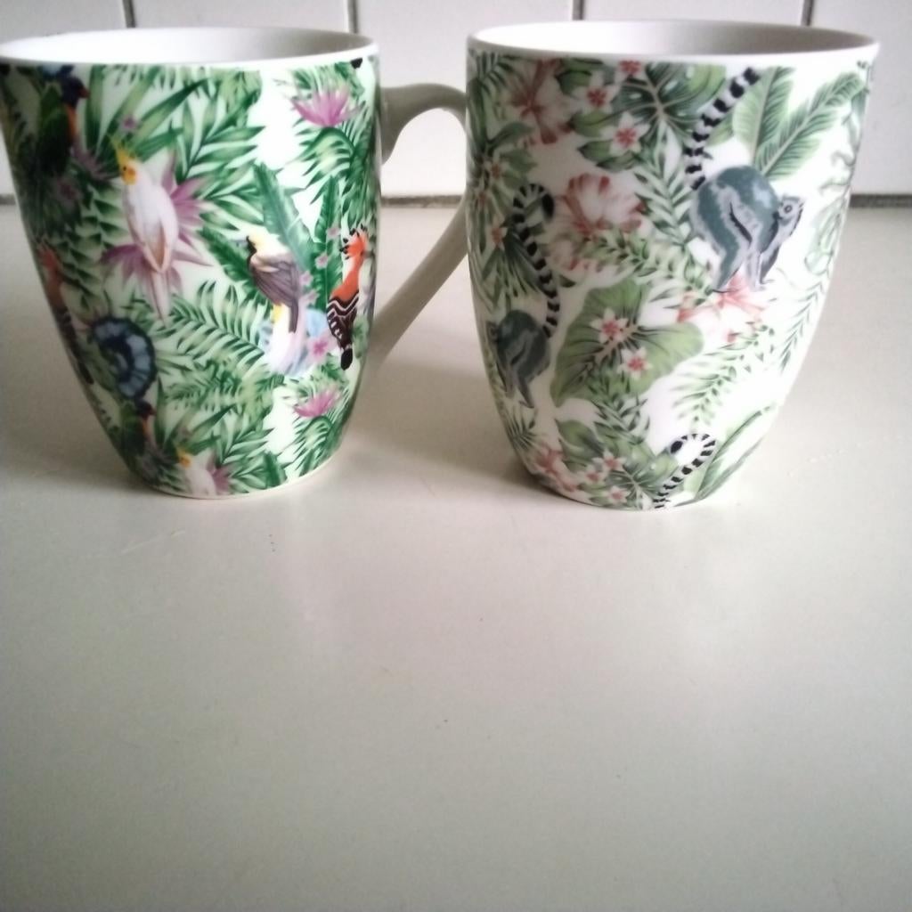 2 leuke tropical mokken : apen en vogels, Ophalen of Verzenden, Aardewerk, Overige stijlen, Kop(pen) en/of Schotel(s)