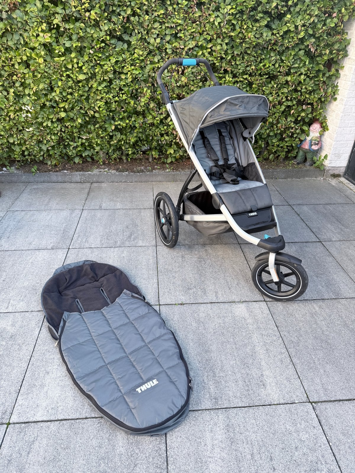 Thule Urban Glide 2 kinderwagen met voetenzak en regenhoes, Kinderen en Baby's, Luchtbanden, Zo goed als nieuw, Ophalen, Kinderwagen