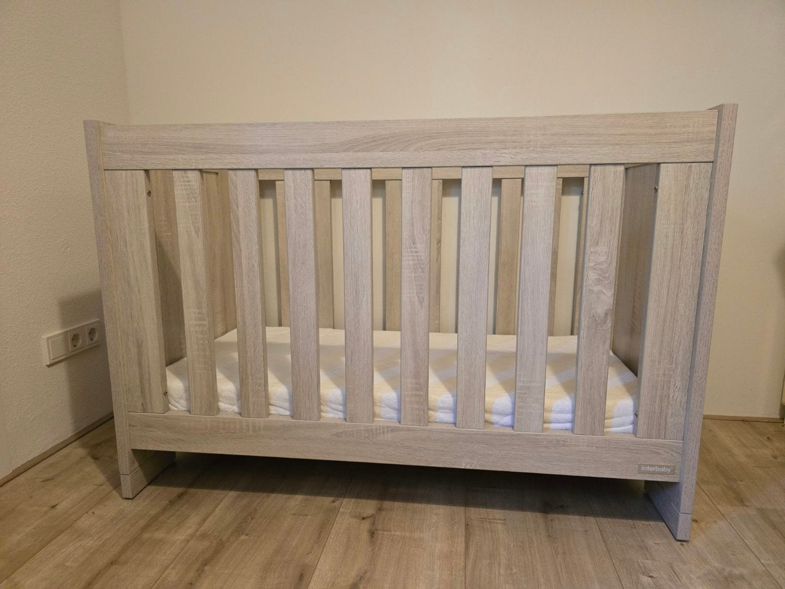 Interbaby ledikant Ohio, zand/grijs, zgan, Ophalen, Zo goed als nieuw, Jongetje of Meisje