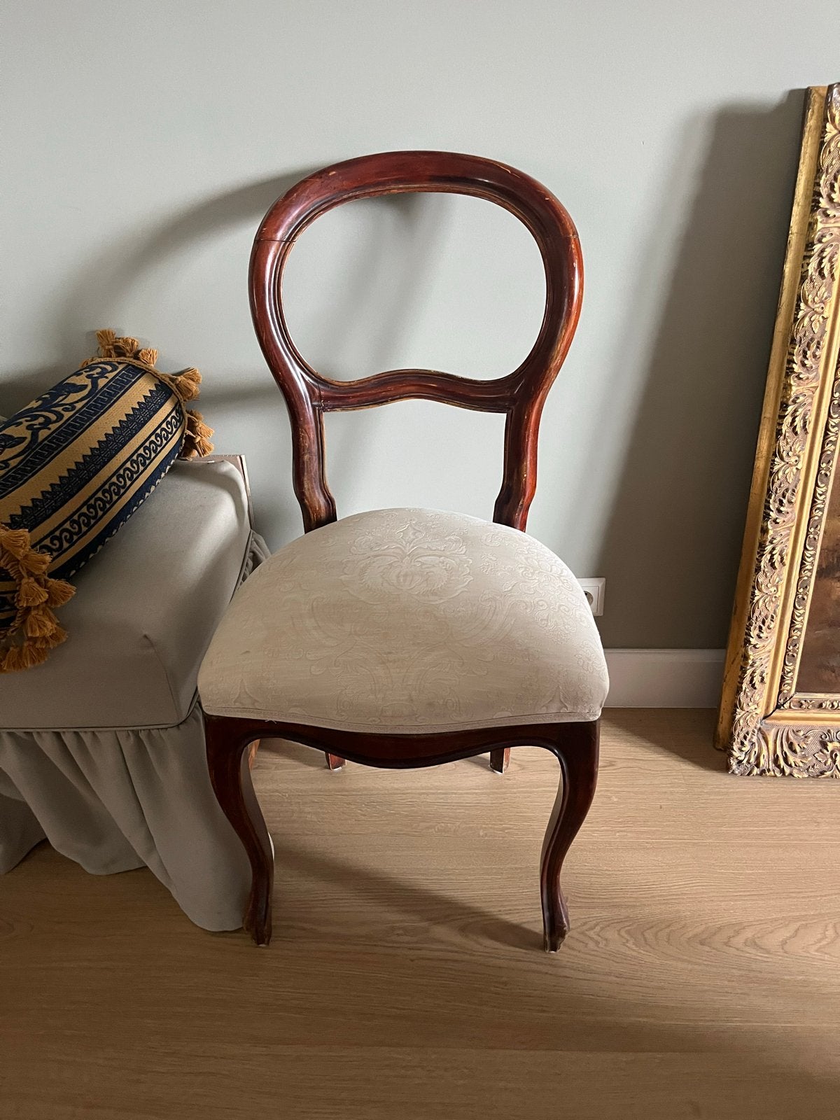 Antieke houten stoel met gestoffeerde zitting, Ophalen