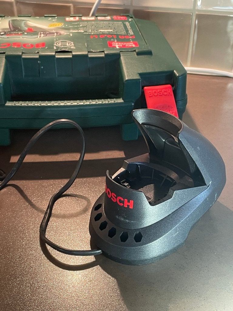 Lader en koffer voor de Bosch PSR 10,8 Li (2607225489), Ophalen of Verzenden, Gebruikt, Minder dan 400 watt, Overige typen