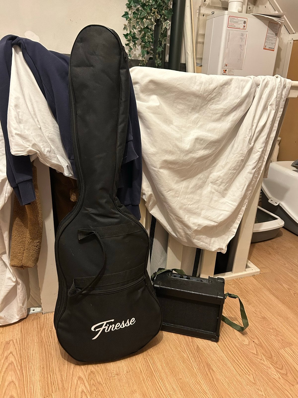 Finesse elektrische gitaar met versterker en hoes, Met versterker, Zo goed als nieuw, Solid body, Ophalen