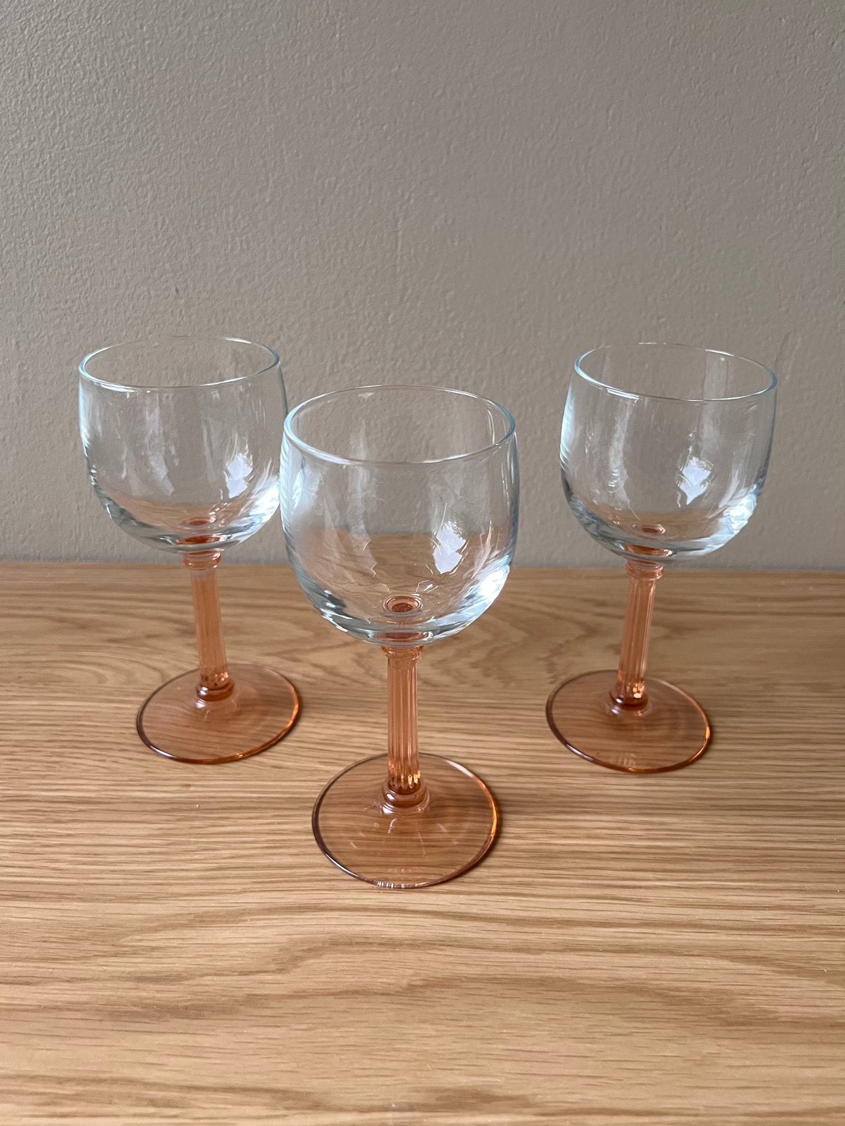 Set van 3 vintage Luminarc France wijnglazen roze voet, Verzamelen, Ophalen of Verzenden, Zo goed als nieuw, Overige typen