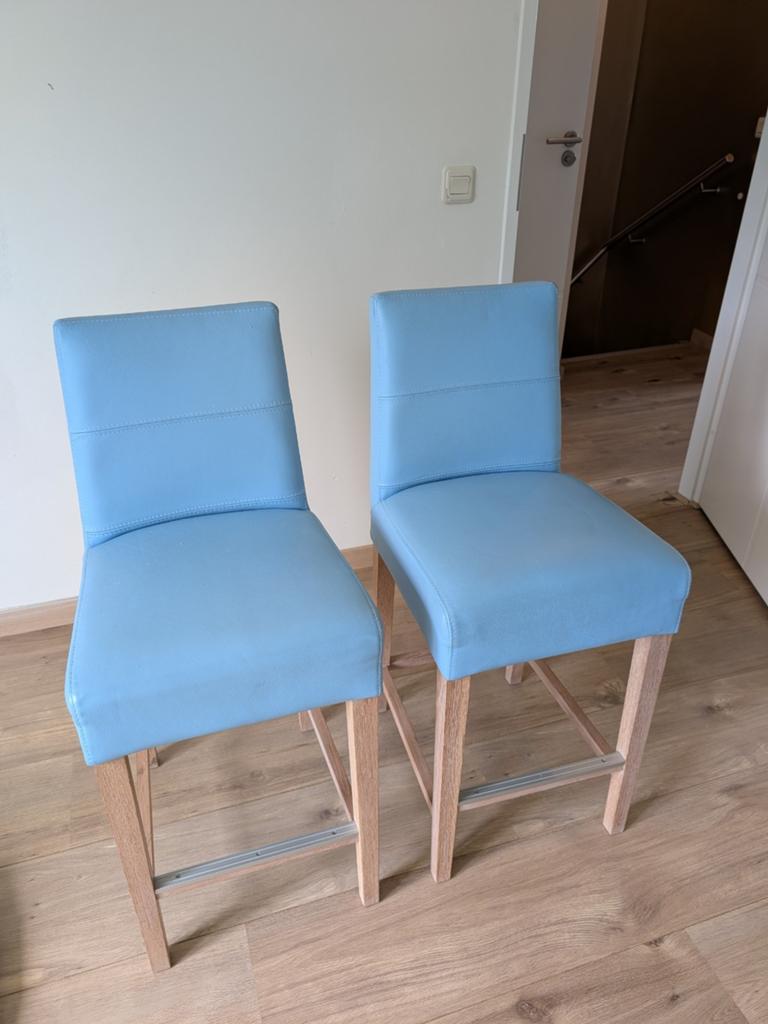 2 lichtblauwe barkrukken met houten onderstel, Gebruikt, Met voetsteun, 90 cm of meer, 2 krukken