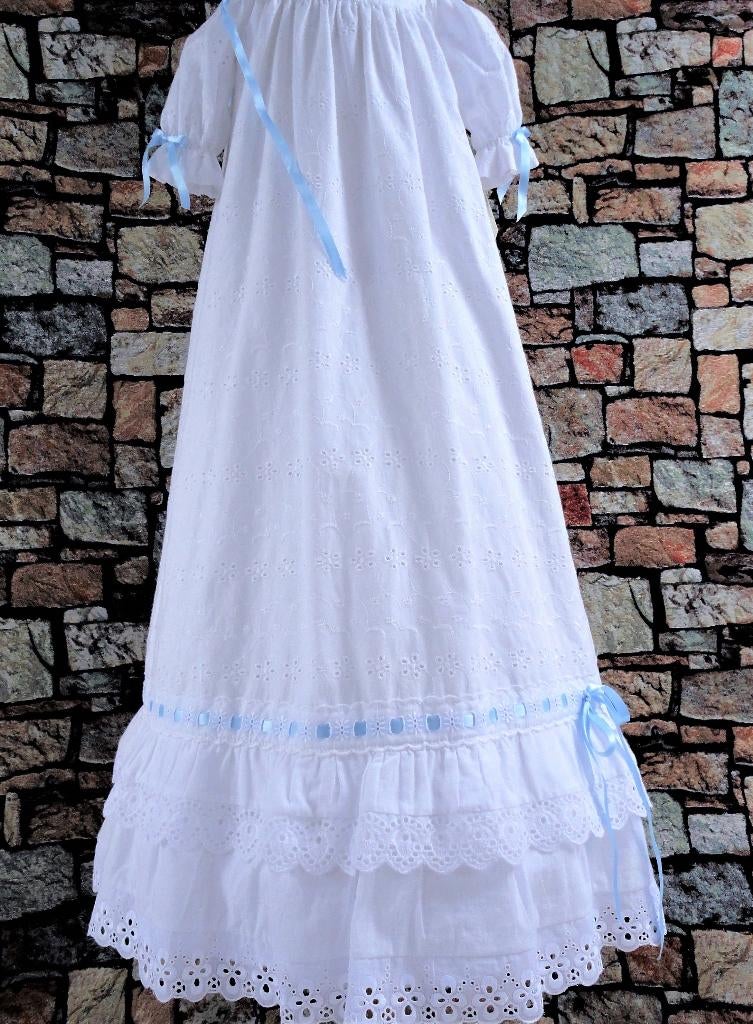 Doopjurkje Simon(e) 62 in blauw, wit of roze lint.  nieuw., Ophalen of Verzenden, Nieuw, Jongetje of Meisje, Jurkje of Rokje