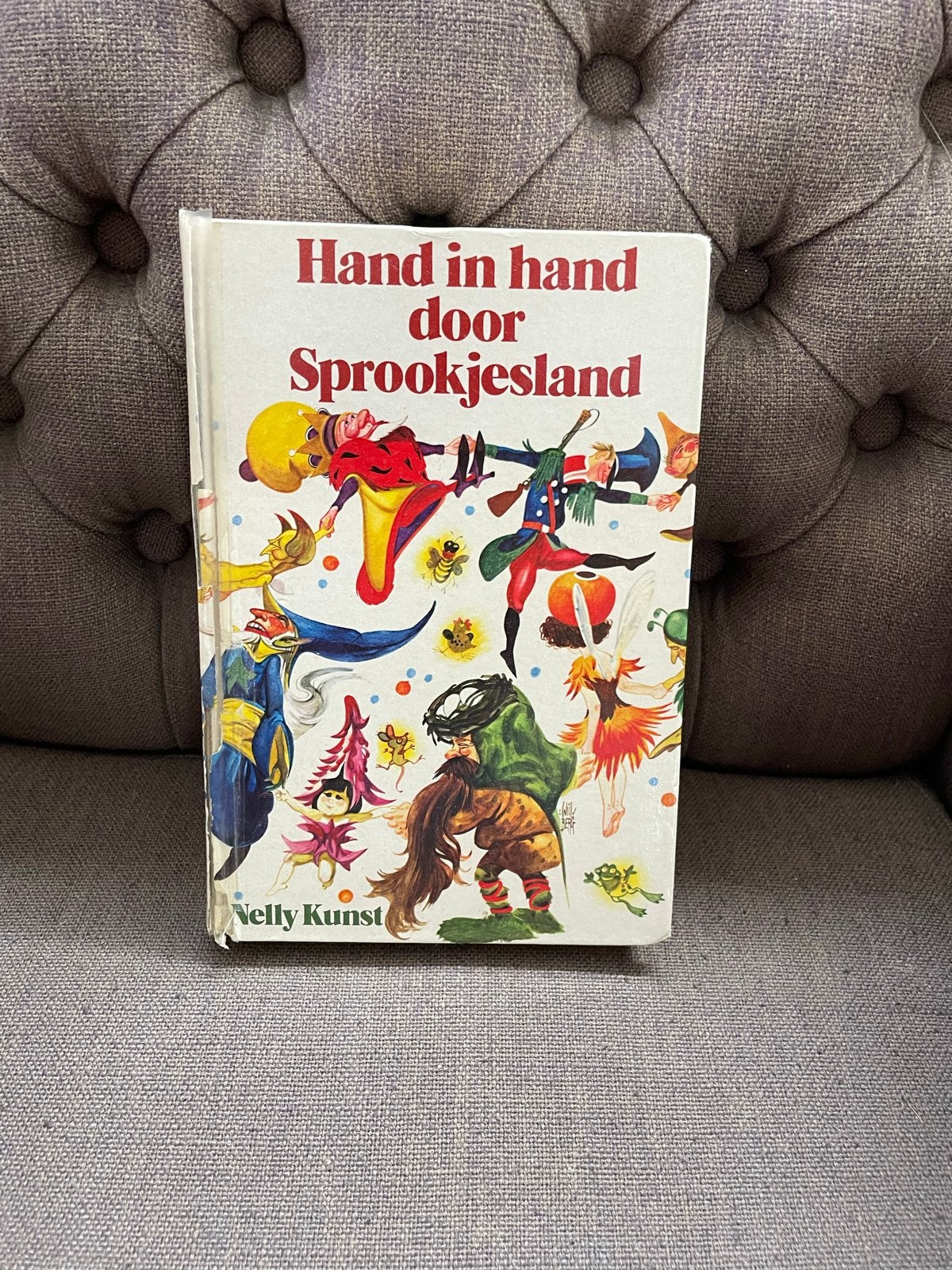 Hand in hand door Sprookjesland - Nelly Kunst (1979), Ophalen of Verzenden, Gelezen