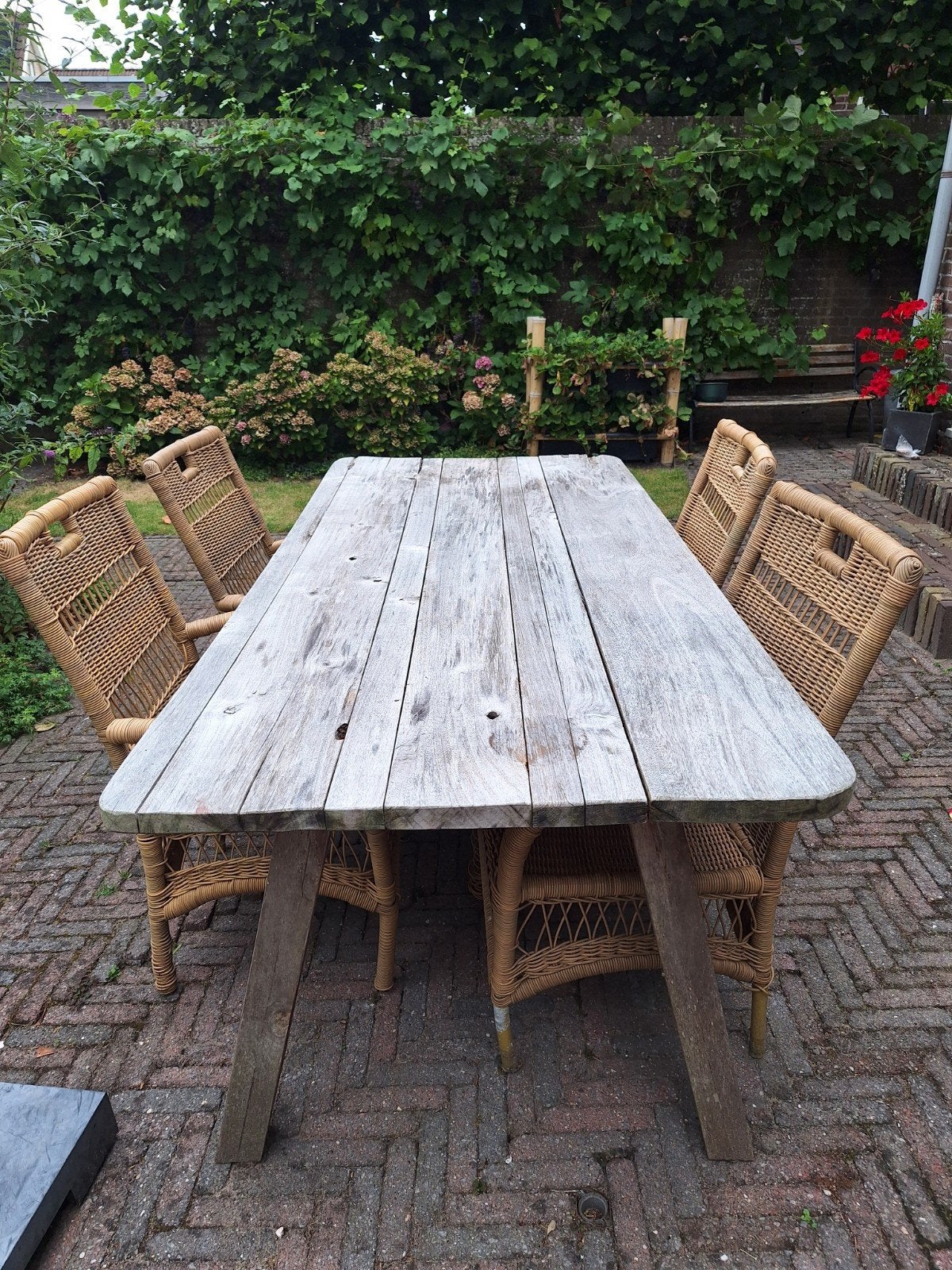Robuuste houten tuintafel met 4 rieten stoelen, Tuin en Terras, Ophalen of Verzenden, Gebruikt, Rechthoekig, Hout