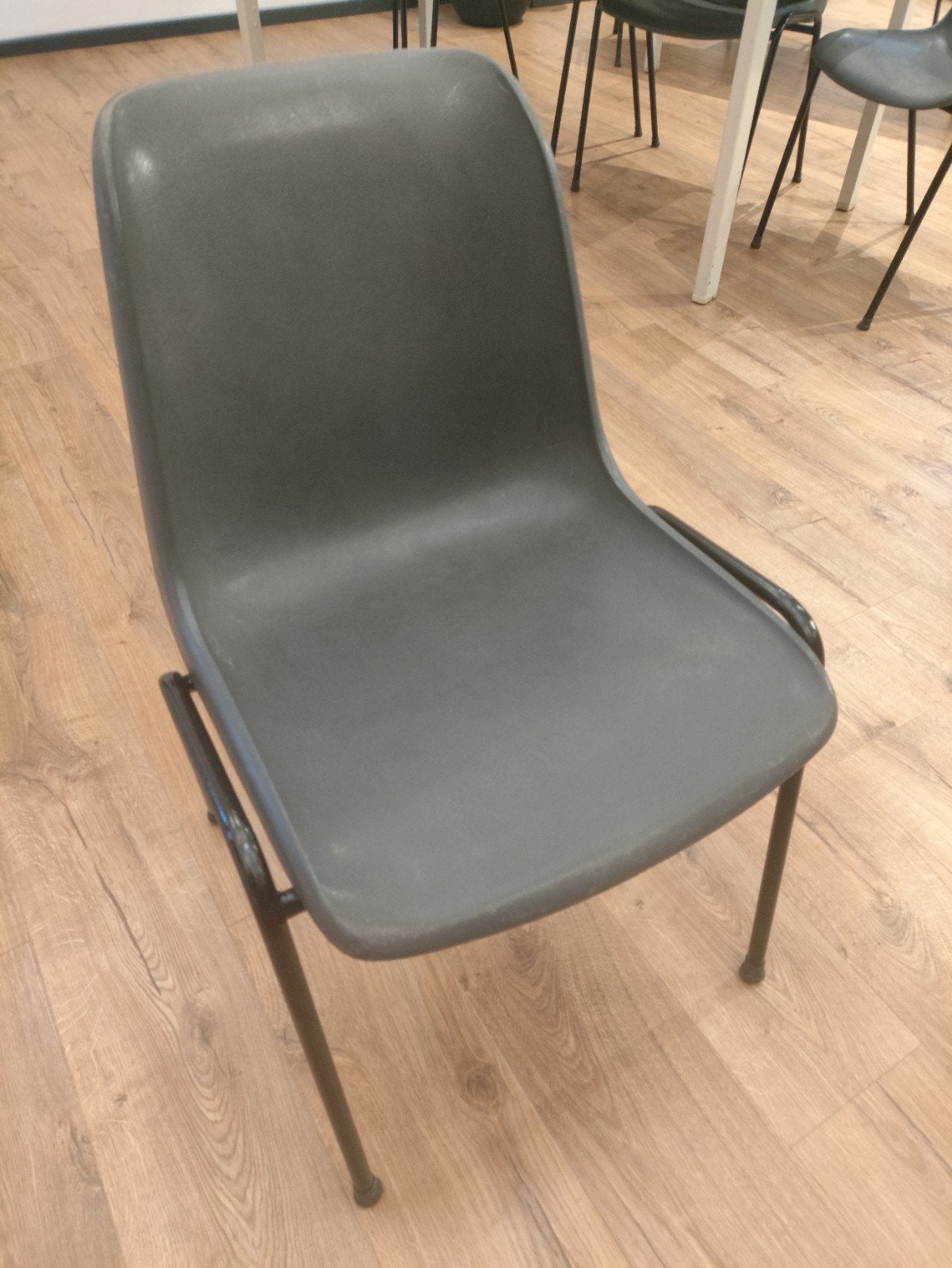 Grijze stapelstoelen / kantinestoelen / kuipstoelen (39x), Ophalen, Kunststof, Gebruikt, Grijs