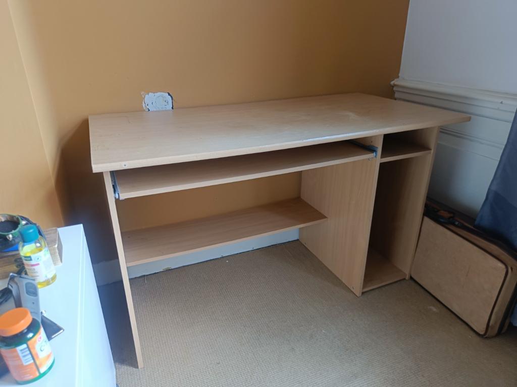Gratis gebruikt bureau, Huis en Inrichting, Bureaus, Ophalen, Gebruikt, Computerbureau