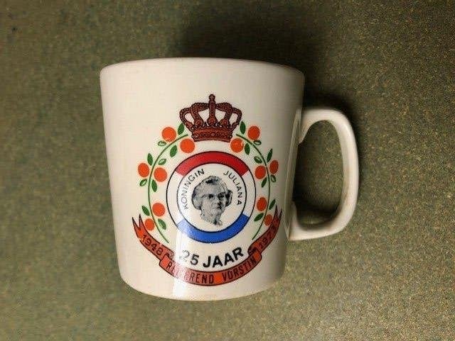 Mok Koningin Juliana 25 jaar voorstin uit 1973 . prijs 15 eu, Verzamelen, Ophalen of Verzenden, Zo goed als nieuw, Nederland, Servies