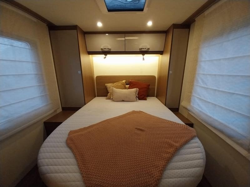 Burstner Lyseo 734 TD   QUEENSBED + HEFBED    NU €55.000!, Caravans en Kamperen, Luifel, Particulier, 5 tot 6 meter, Half-integraal