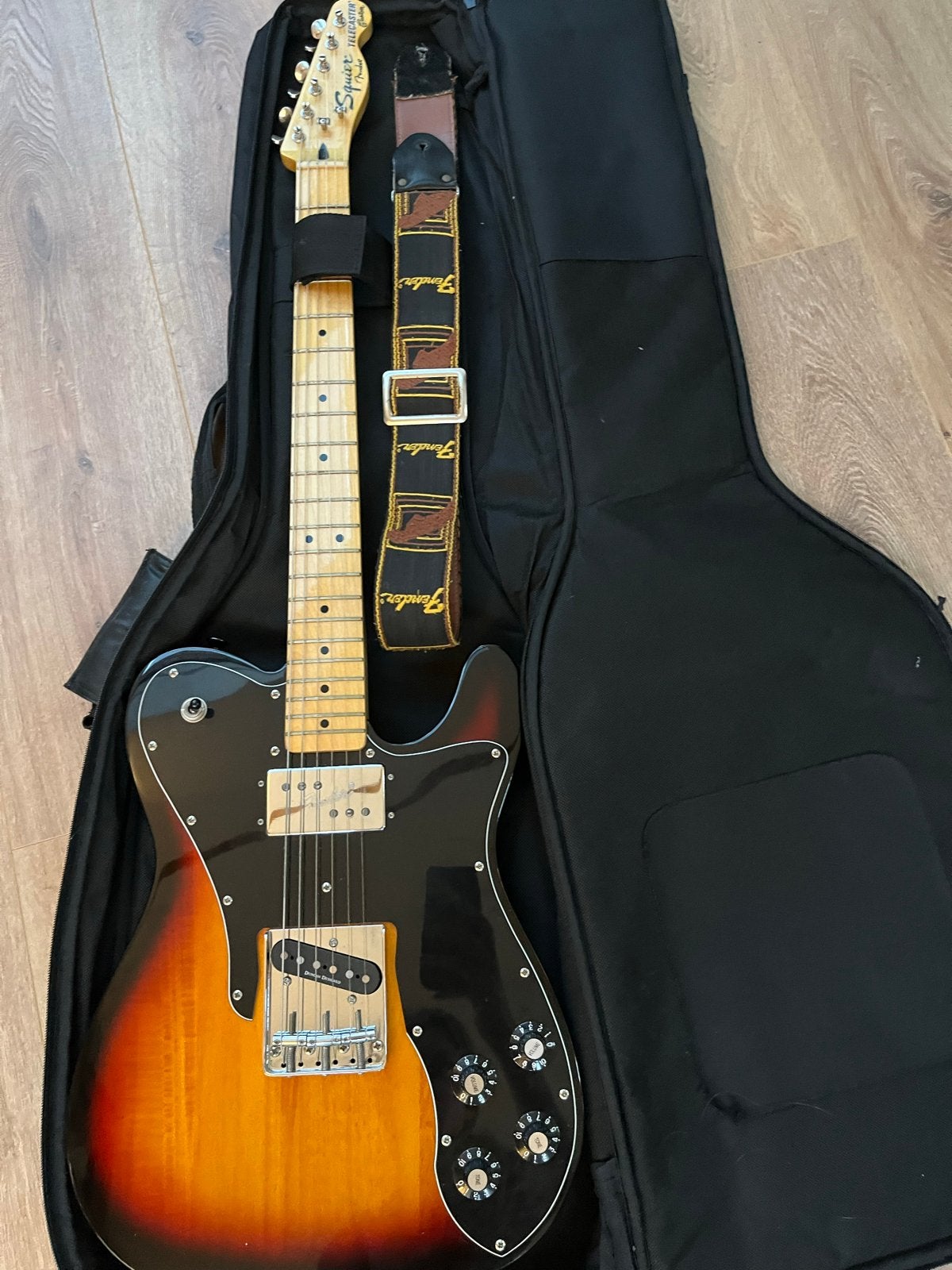 MOET WEG!!! Mooie electrische gitaar met hoes en band, Ophalen, Zo goed als nieuw, Solid body, Fender