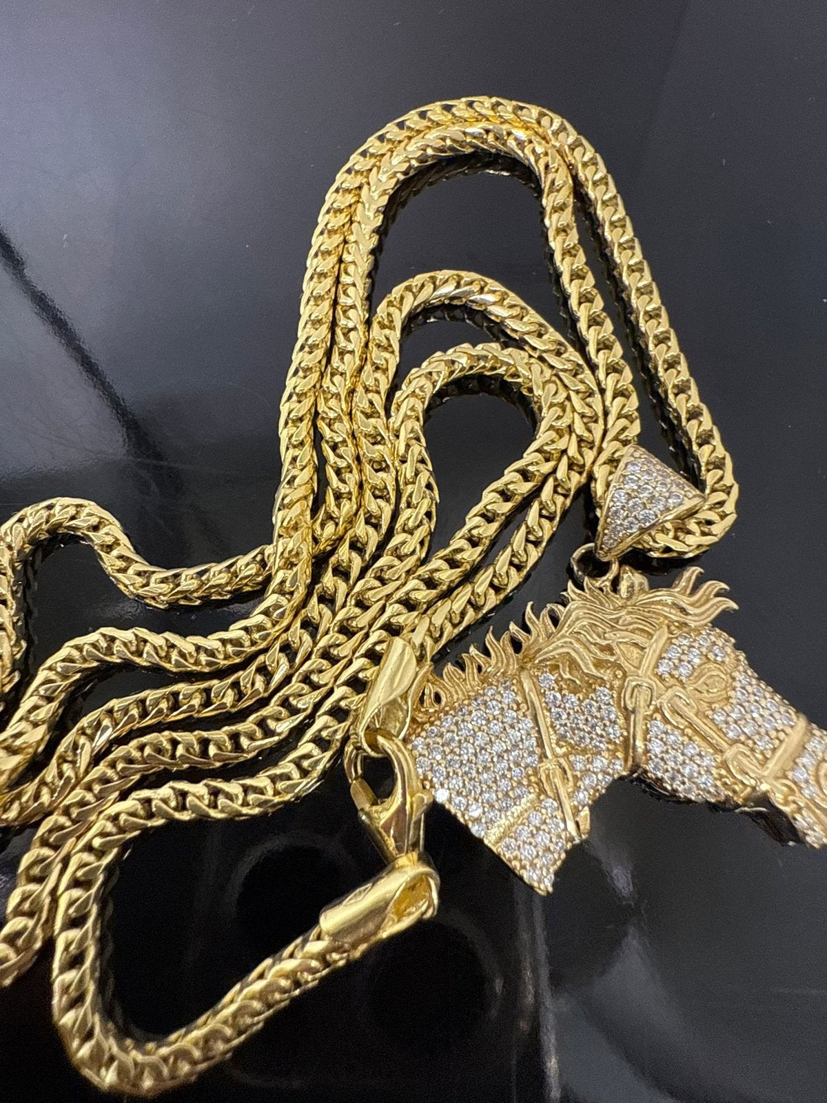 14k gouden ketting met paarden hoofd hanger, Met hanger, Nieuw, Ophalen of Verzenden, Goud