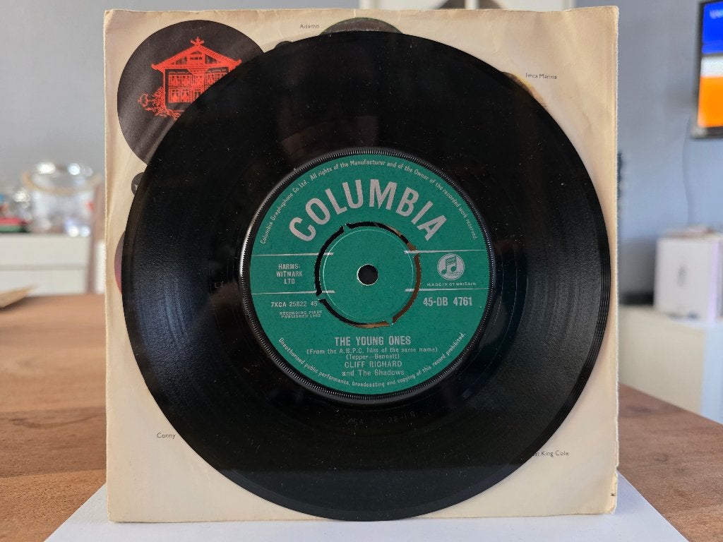 7" Single Cliff Richard - The Young Ones / We Say Yeah!, Gebruikt, 7 inch, Ophalen of Verzenden, Pop