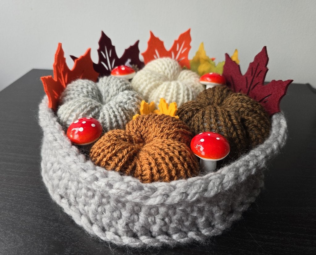 Handgemaakt herfstmandje met gebreide pompoenen, Mand, Textiel, Rond, Nieuw