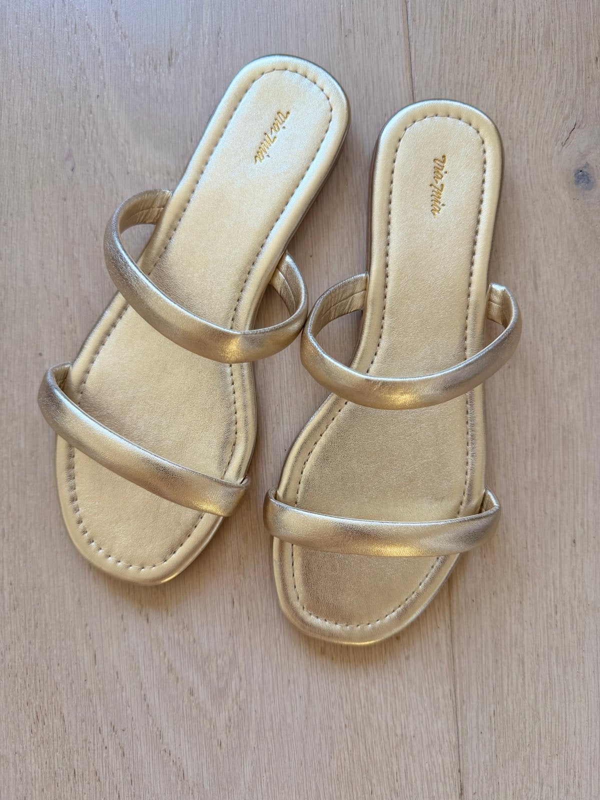 Goudkleurige slippers maat 37 uit Brazilië, Ophalen of Verzenden, Nieuw, Overige kleuren, Slippers