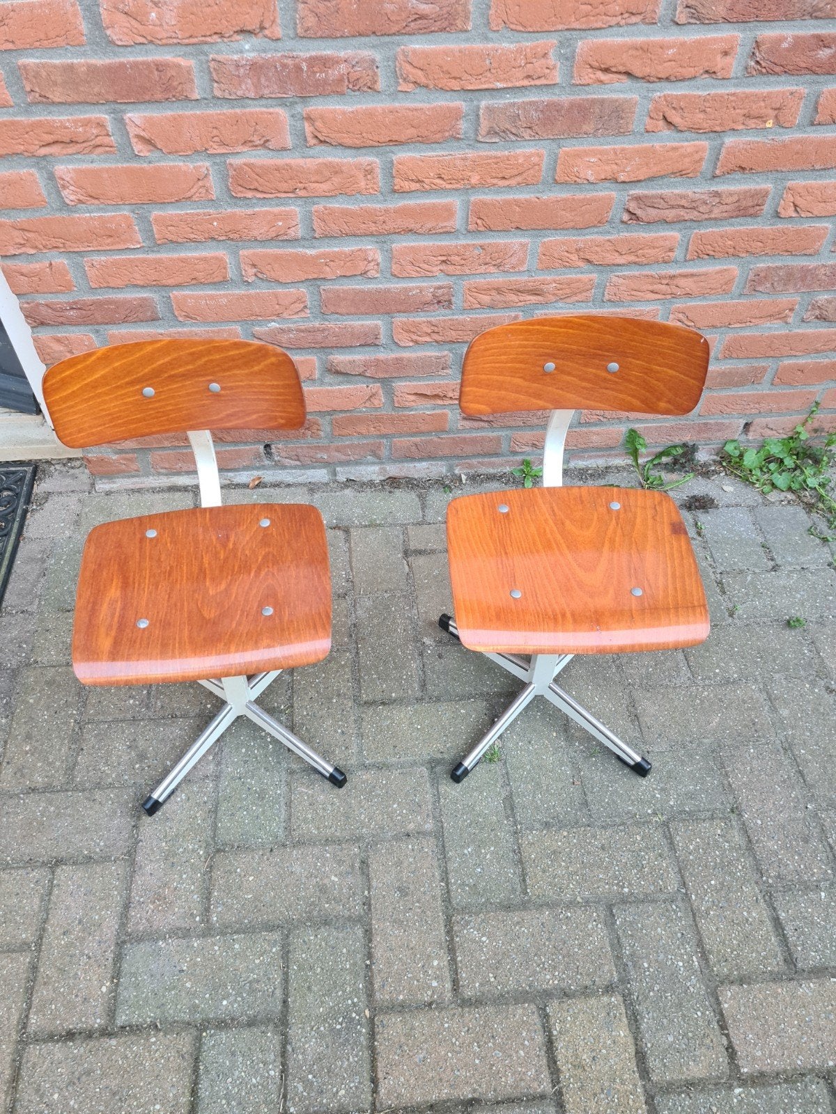 Set van 2 vintage schoolstoelen / krukken kleuter formaat, Ophalen