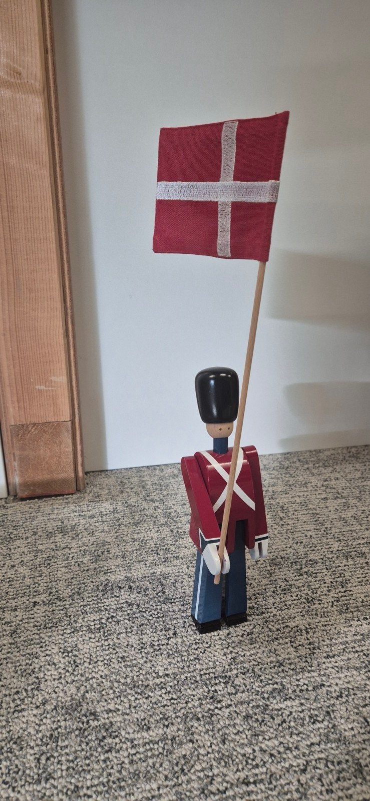 Kay Bojesen vaandeldrager met textielvlag. Z.g.a.n., Ophalen of Verzenden, Zo goed als nieuw, Hout, Scandinavisch