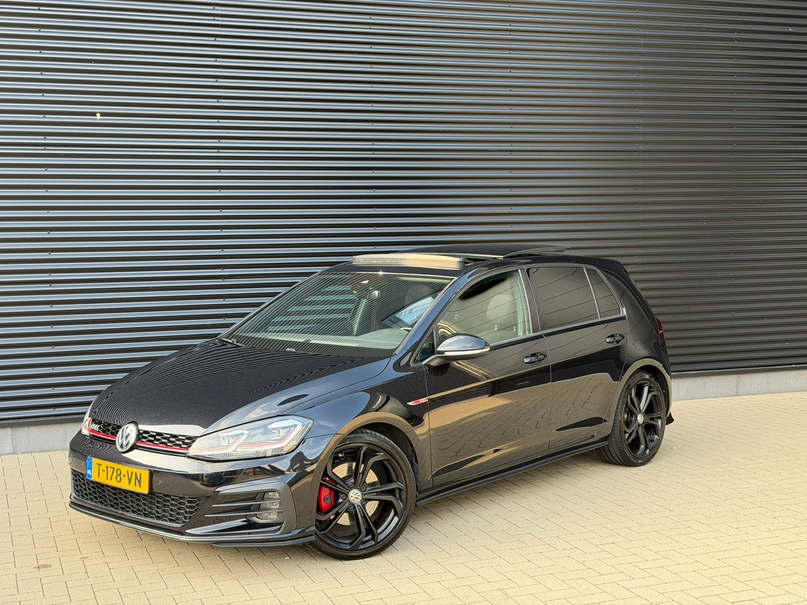 Volkswagen Golf GTI 2.0 TSI DSG | Pano | ACC  | CarPlay, Stof, 4 cilinders, Zwart, Onderhoudsboekje