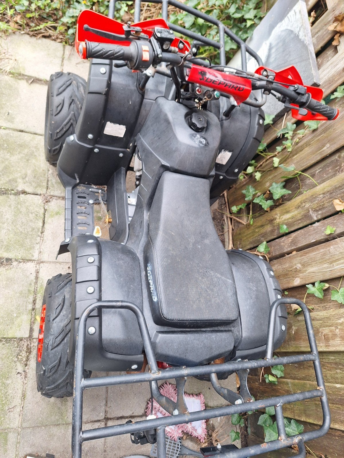 Stoere zwarte quad met rode accenten, 1 cilinder, 11 kW of minder