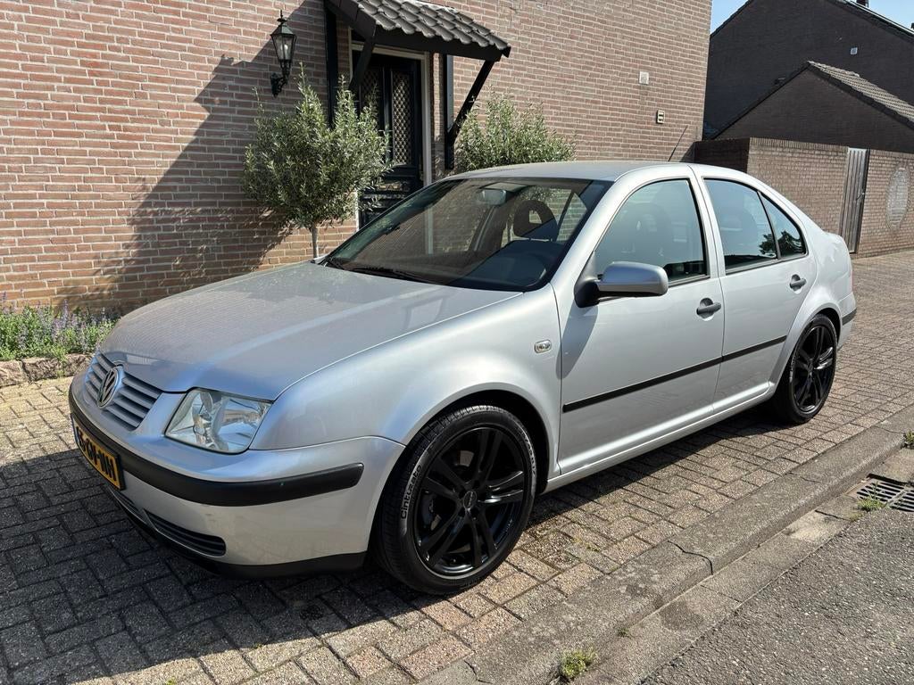Volkswagen Bora 1.6 77KW 2001 Grijs, Auto's, Volkswagen, Voorwielaandrijving, Stof, Metallic lak, 1200 kg